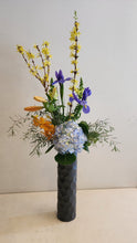 Load image into Gallery viewer, GIF Signature Vase Arrangement
