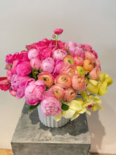 Load image into Gallery viewer, Low Vase Arrangement