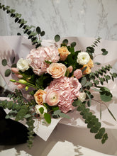 Load image into Gallery viewer, GIF Signature Bouquet