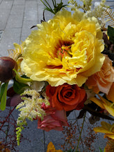 Load image into Gallery viewer, Fresh Cut Peonies