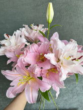Load image into Gallery viewer, Fresh Cut Lilies