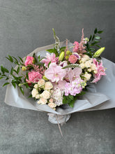 Load image into Gallery viewer, GIF Signature Bouquet