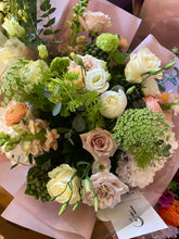 Load image into Gallery viewer, GIF Signature Bouquet