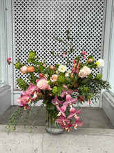 Load image into Gallery viewer, GIF Signature Vase Arrangement
