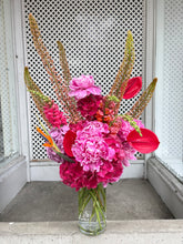 Load image into Gallery viewer, GIF Signature Vase Arrangement
