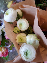 Load image into Gallery viewer, Fresh Cut Regular Ranunculus

